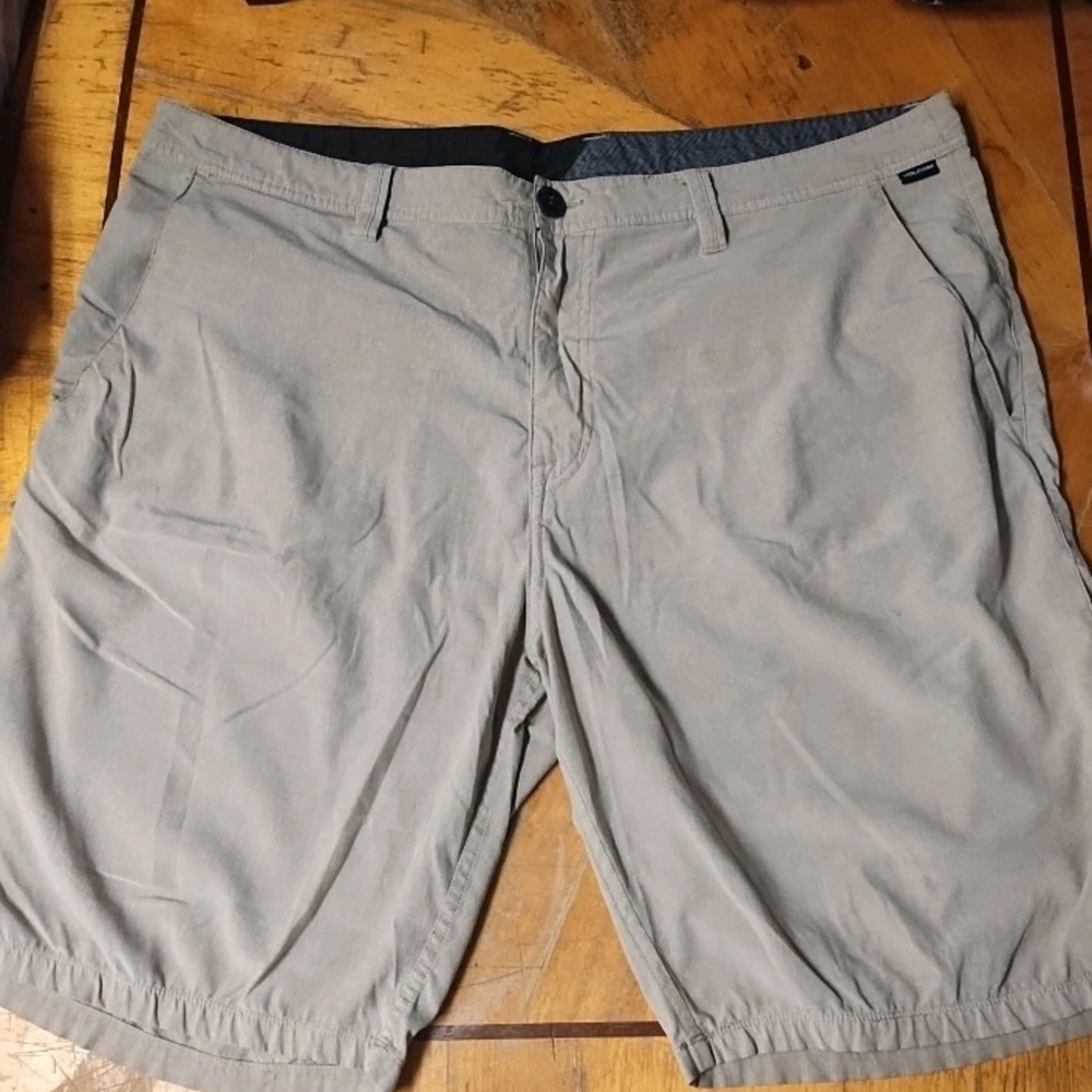 Volcom Chino Shorts Mens Size 42 Beige Flat Front Lightweight 10" Inseam